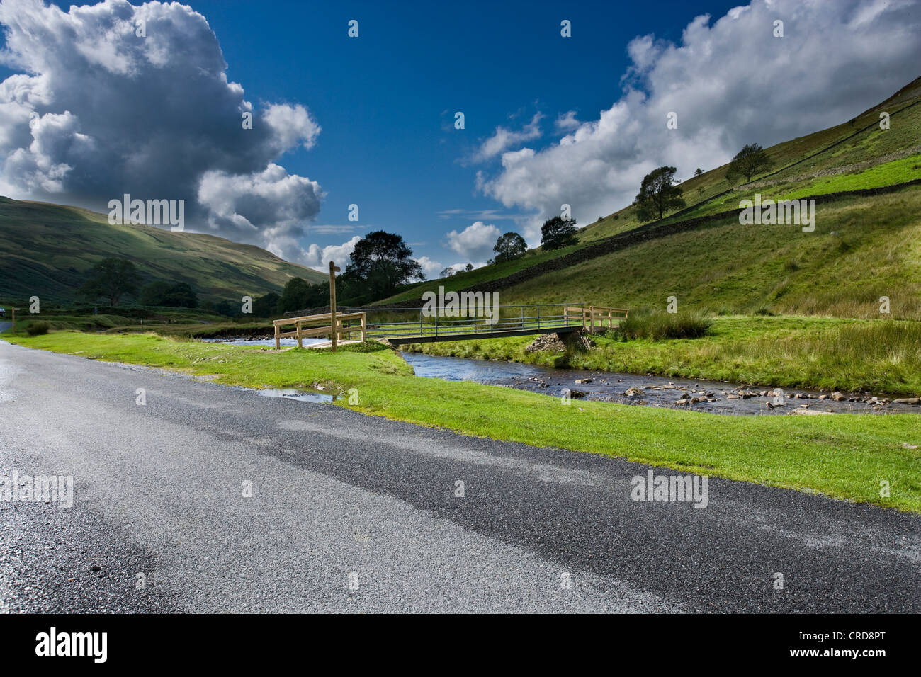 Les routes de campagne dans le Lake District uk voiture cgi d'origines fluffy clouds hills Banque D'Images
