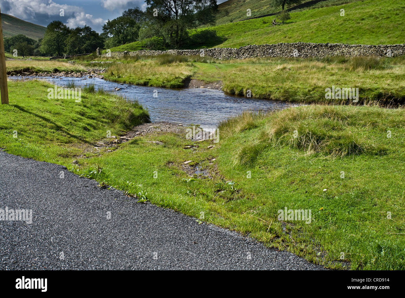 Les routes de campagne dans le Lake District uk voiture cgi d'origines fluffy clouds hills Banque D'Images