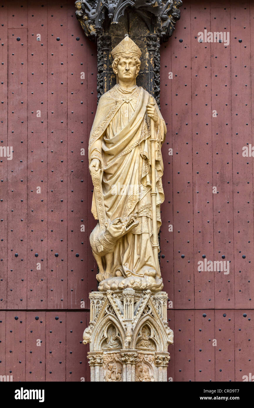 Statue au portail nord du transept de la Cathédrale de Rouen, Haute-Normandie, France Banque D'Images