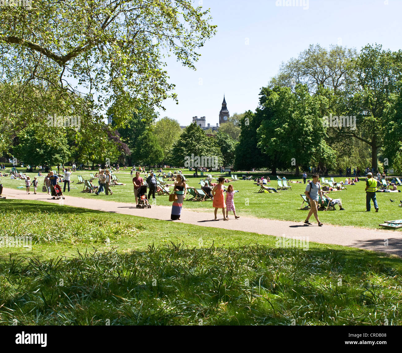 Les foules à bronzer et se détendre au soleil St James Park Londres Angleterre Europe Banque D'Images