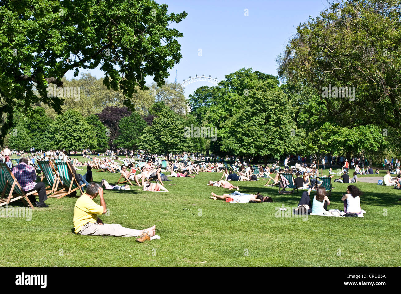 Foules bronzer et se détendre au soleil St James Park Londres Angleterre Europe Banque D'Images