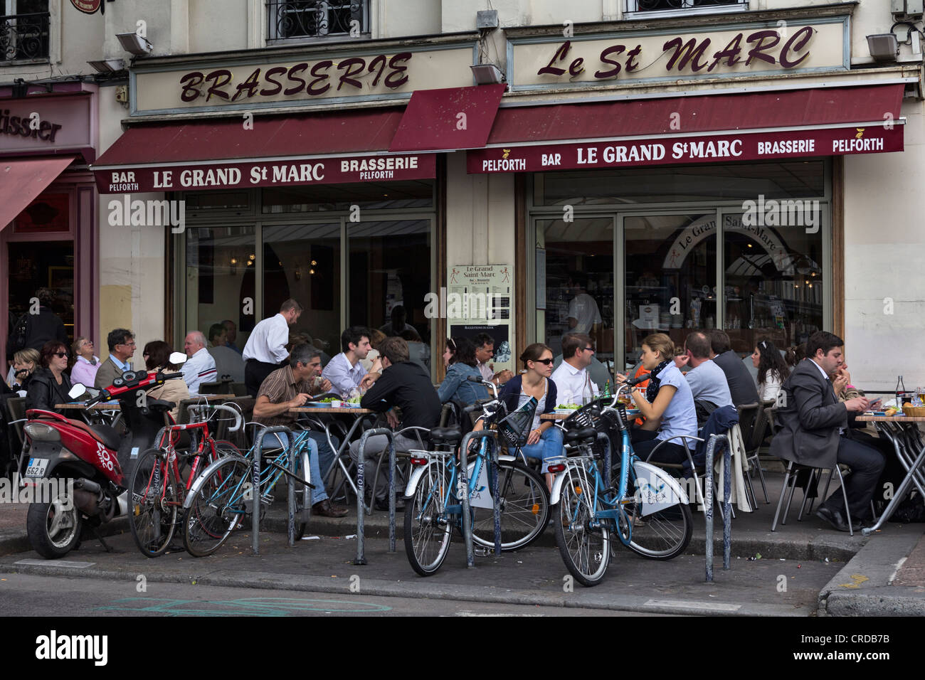 À l'heure du déjeuner une brasserie à Rouen, Haute-Normandie, France Banque D'Images