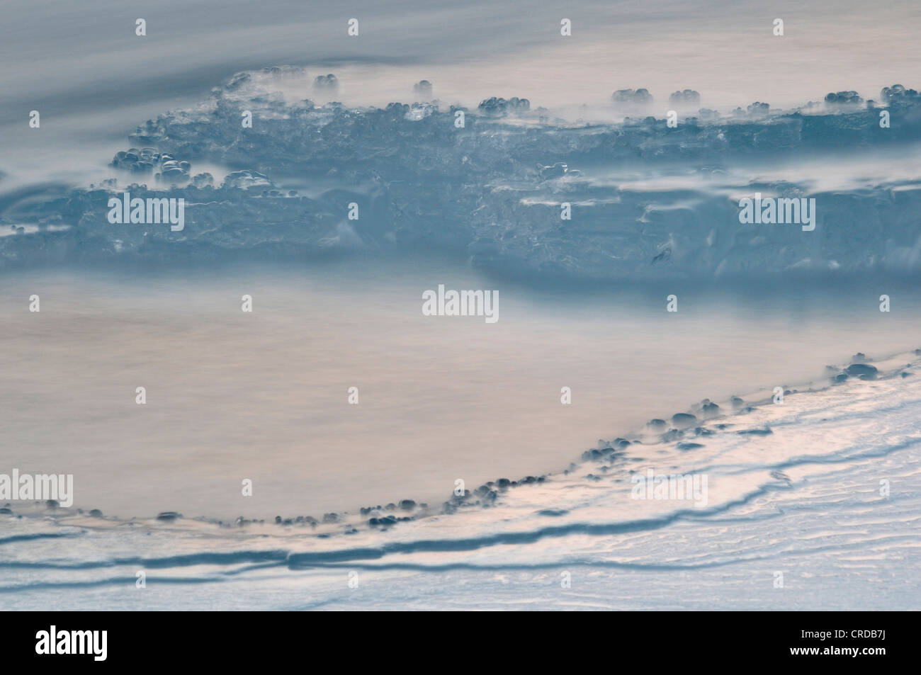 Les modèles de glace à un ruisseau, la Suède, la Laponie, Norrbotten, Abisko National Park Banque D'Images