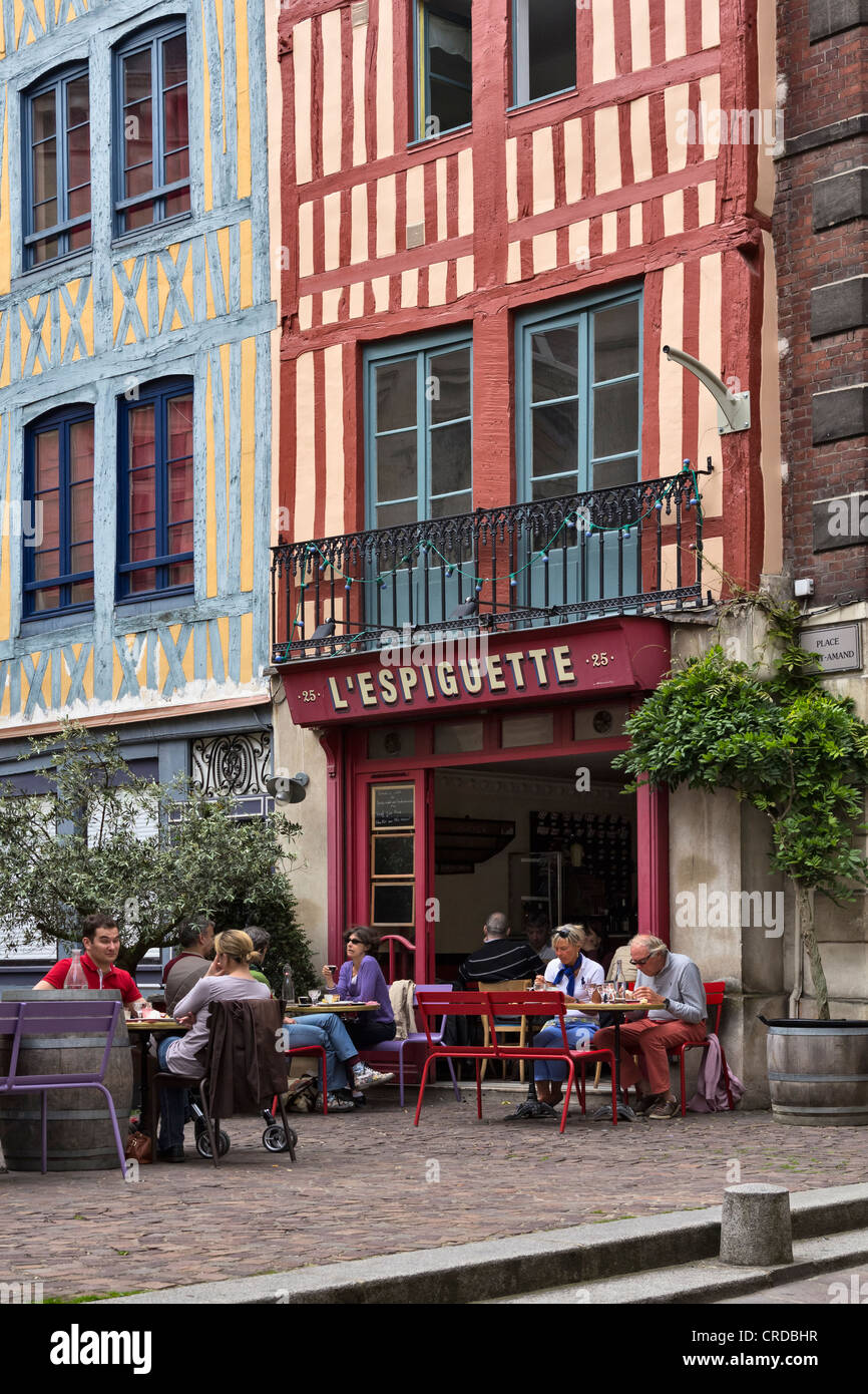 L'heure du déjeuner dans un café à Rouen, Haute-Normandie, France Banque D'Images