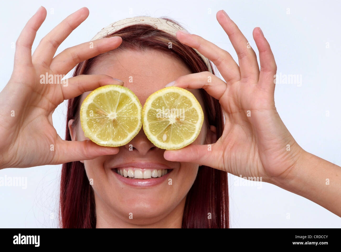 Tranches de citron femme devant ses yeux Banque D'Images