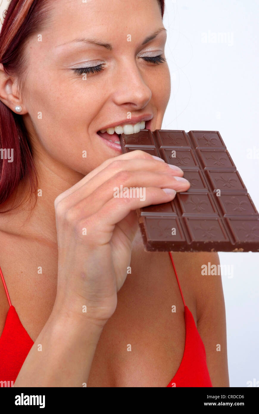 Jeune femme avec barre de chocolat Banque D'Images