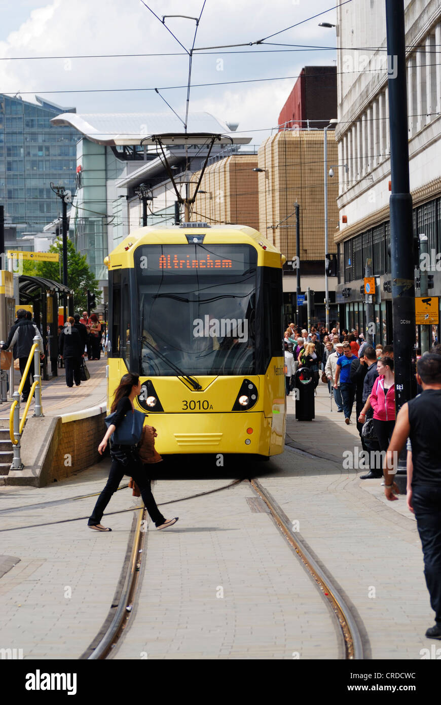 Tramway Metrolink dans Piccadilly, Manchester. Banque D'Images