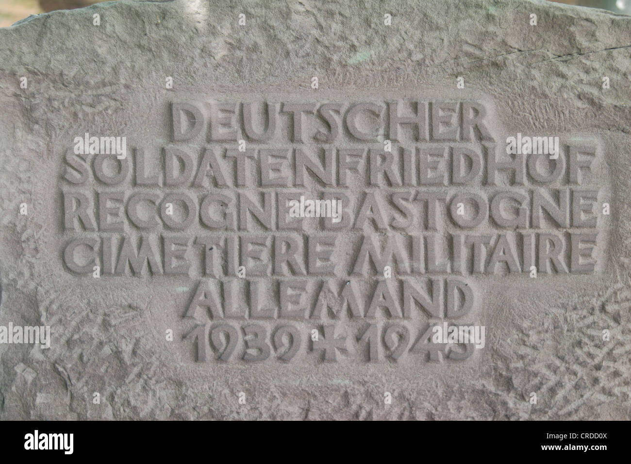 Close up d'entrée du cimetière de la plaque dans la seconde guerre mondiale cimetière allemand Recogne-Bastogne, Belgique. Banque D'Images