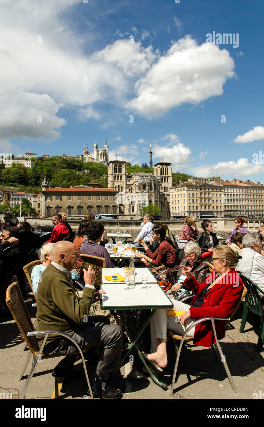 Les gens profiter du soleil dans un bar extérieur Lyon France Europe Banque D'Images