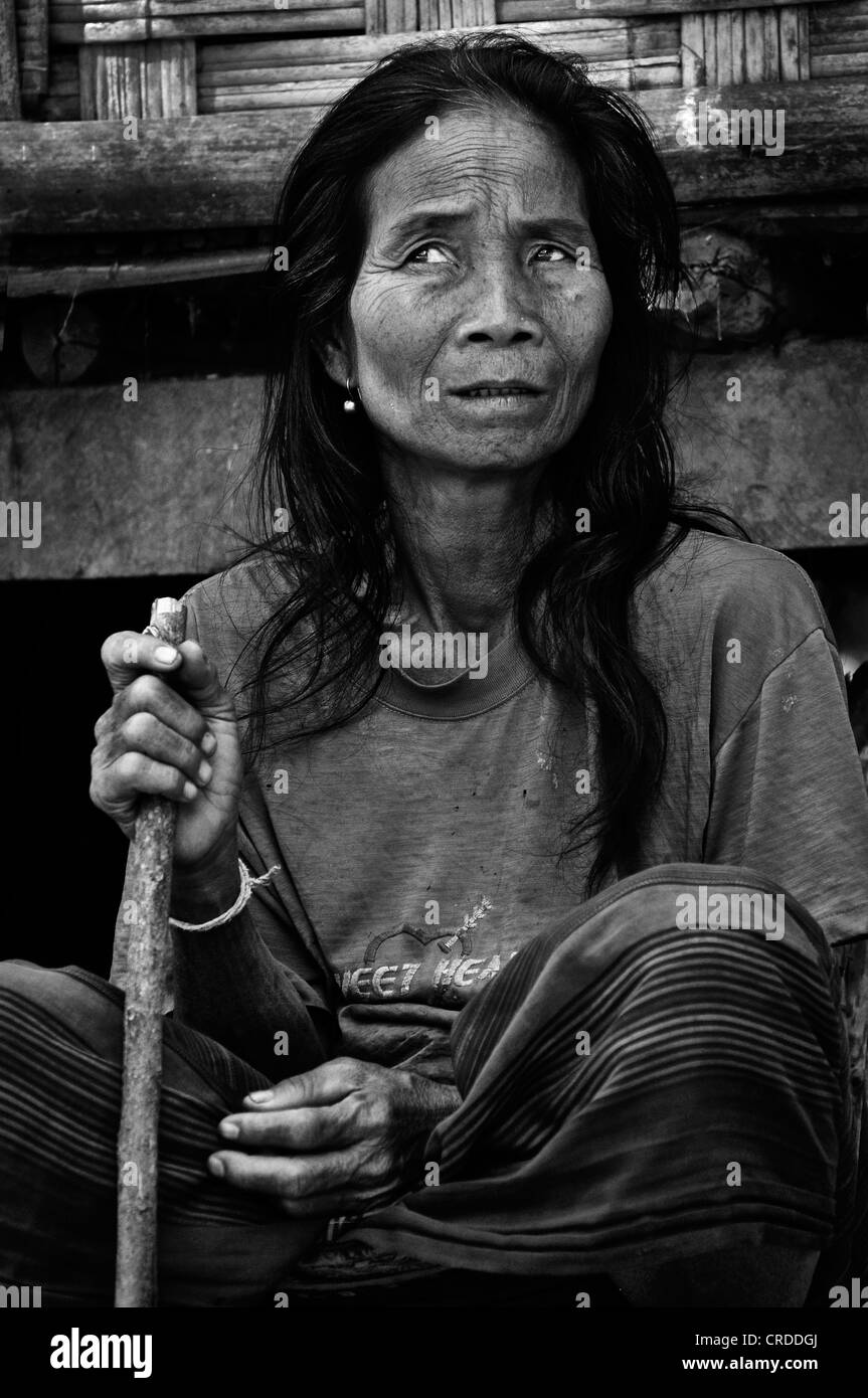 Vieille Femme avec une canne dans un village sur la rivière du Mékong, Laos, Asie du Sud, Asie Banque D'Images