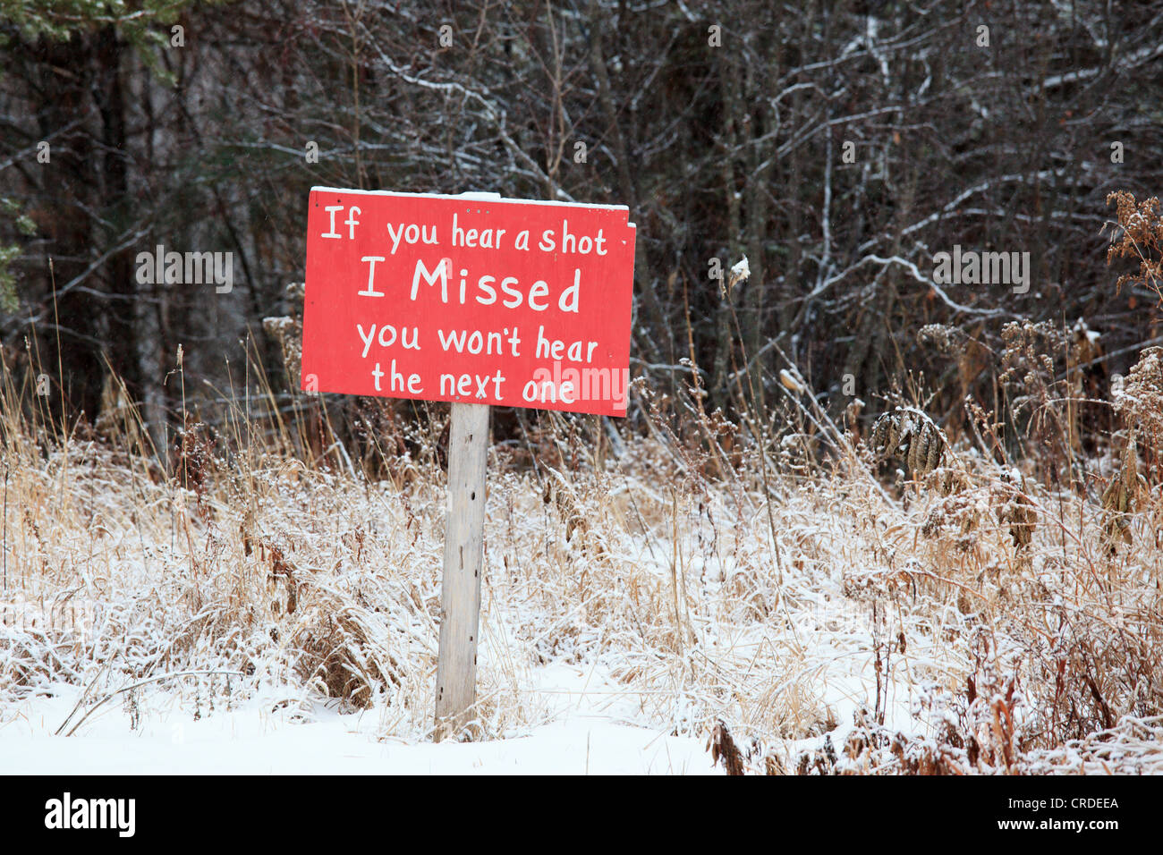 Propriété avec un sens de l'humour (ou peut-être pas) ; rural au Minnesota. "Si vous entendez un coup j'ai oublié que vous n'entendrez pas les suivant…' Banque D'Images