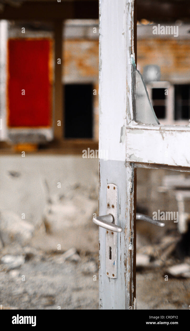 Vieille porte avec vitres brisées dans un bâtiment abandonné, Mickten, district de Dresde, Saxe, Allemagne, Europe Banque D'Images