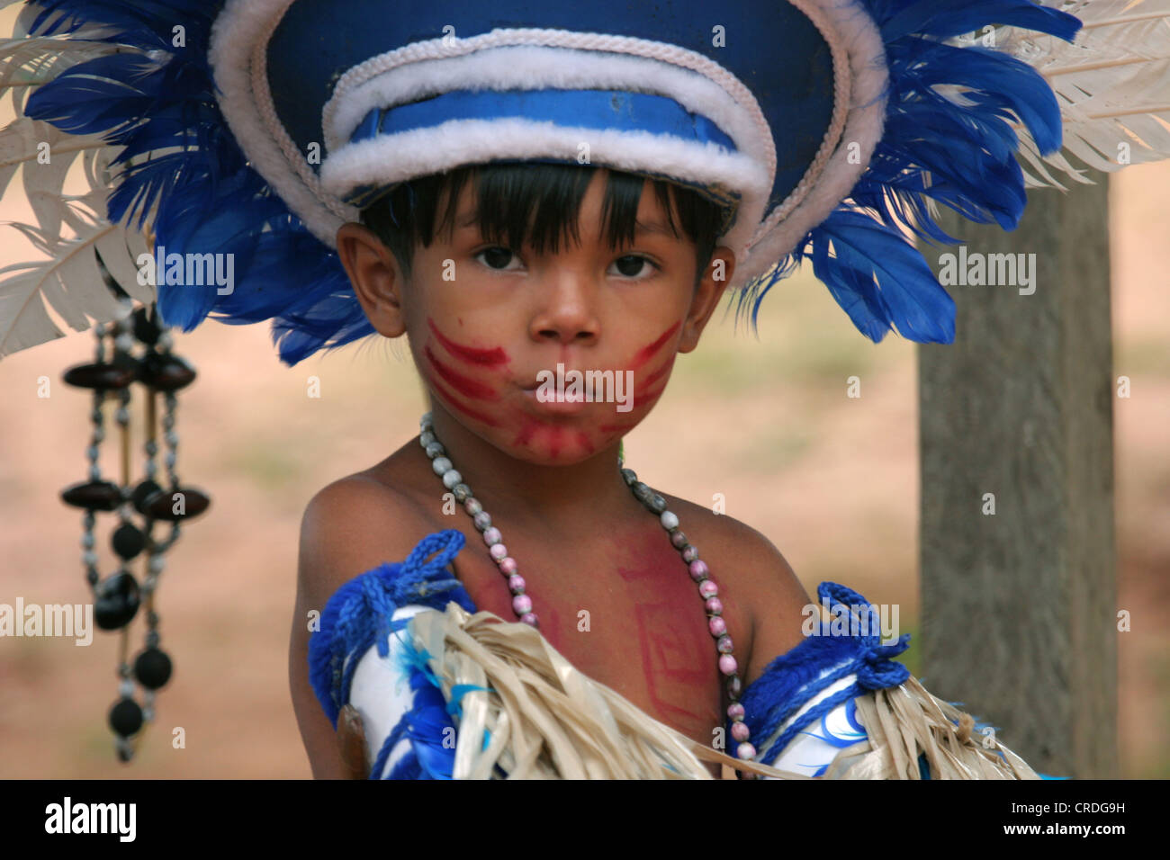 Jeune garçon habillé en tenue de cérémonie autochtone typique de la région amazonienne du Brésil Banque D'Images