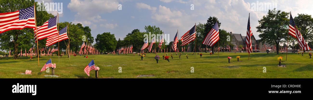 Drapeaux américains à un cimetière sur Memorial Day, Milwaukee, Wisconsin, États-Unis, Amérique Latine Banque D'Images
