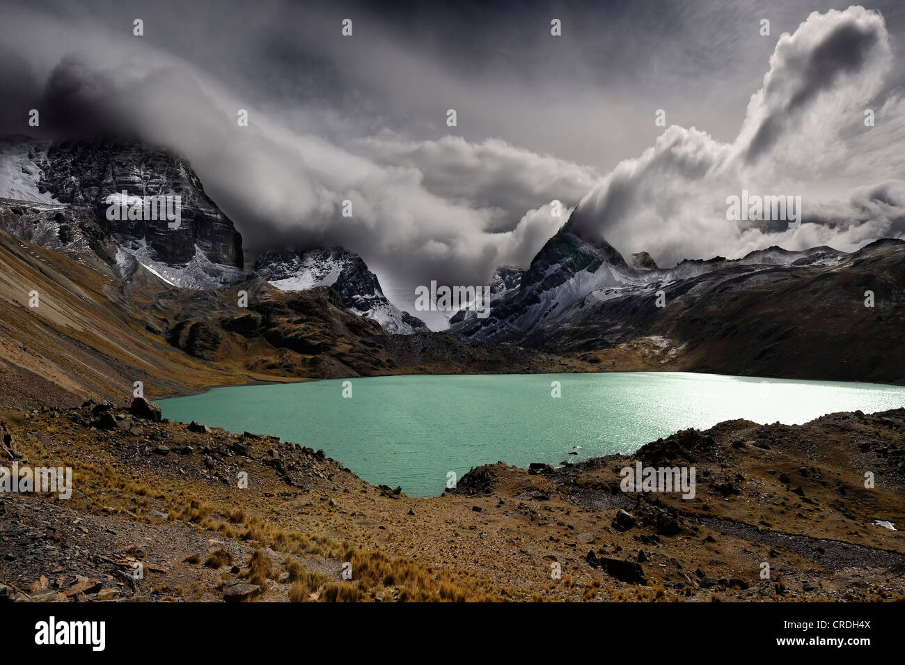 Lagoon avec les montagnes des Andes et dramatique nuages, Tuni, La Paz, Bolivie, Amérique du Sud Banque D'Images