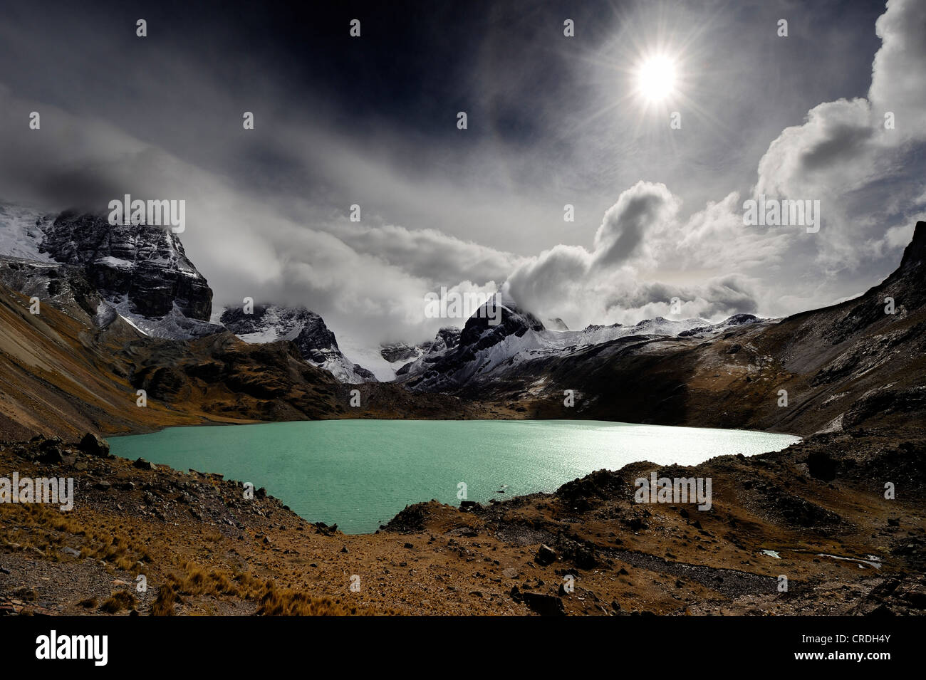 Lagoon avec les montagnes des Andes et dramatique nuages, Tuni, La Paz, Bolivie, Amérique du Sud Banque D'Images