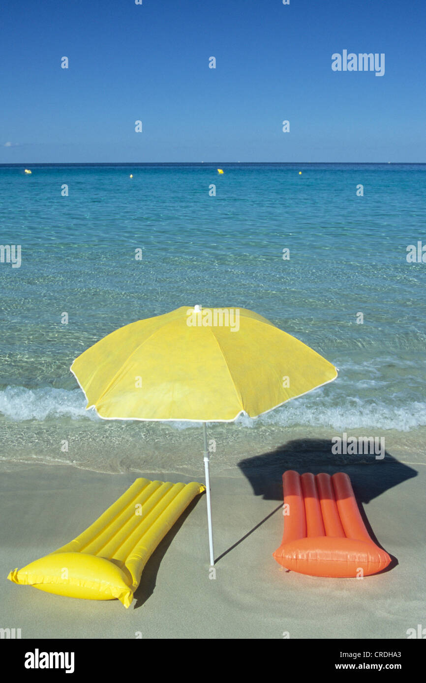 Matelas d'air et un parasol à la plage, Espagne, Baléares, Fuerteventura Banque D'Images