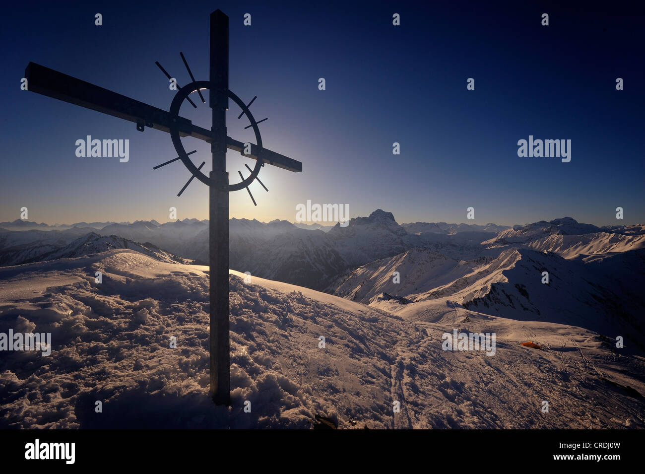 Paysage de montagne avec sommet cross à matin d'hiver, Baad, Kleinwalsertal, Vorarlberg, Autriche, Europe Banque D'Images