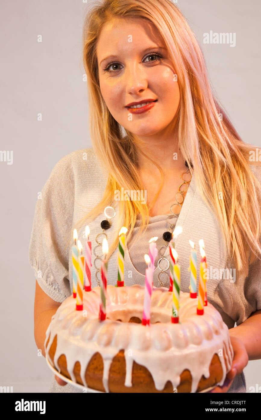 Jeune Femme Avec Gateau D Anniversaire Photo Stock Alamy
