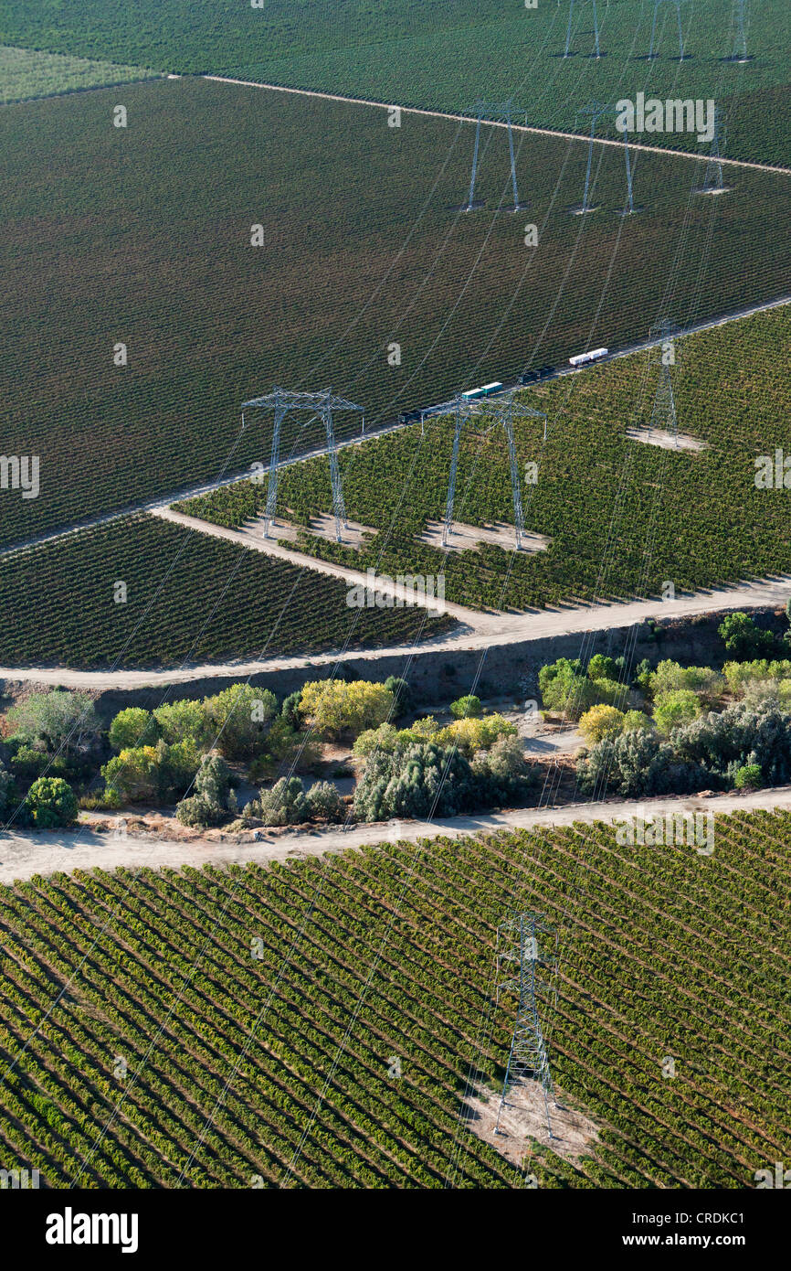 Vue aérienne, pylônes de transmission à haute tension dans le paysage agricole de la Vallée Centrale, Huron, California, USA Banque D'Images