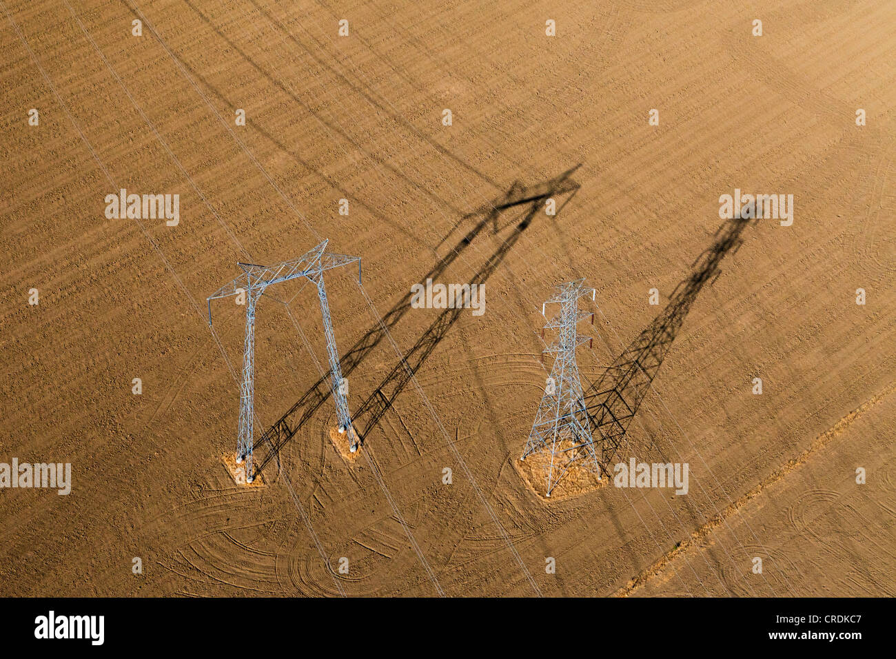 Vue aérienne, pylônes de transmission à haute tension dans le paysage agricole de la Vallée Centrale, Coalinga, California, USA Banque D'Images