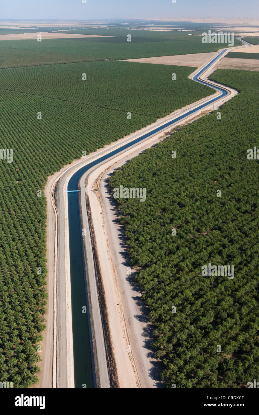 Vue aérienne des terres agricoles de la vallée centrale avec un canal d'irrigation qui fait partie de l'Aqueduc de Californie, un système de canaux, Banque D'Images