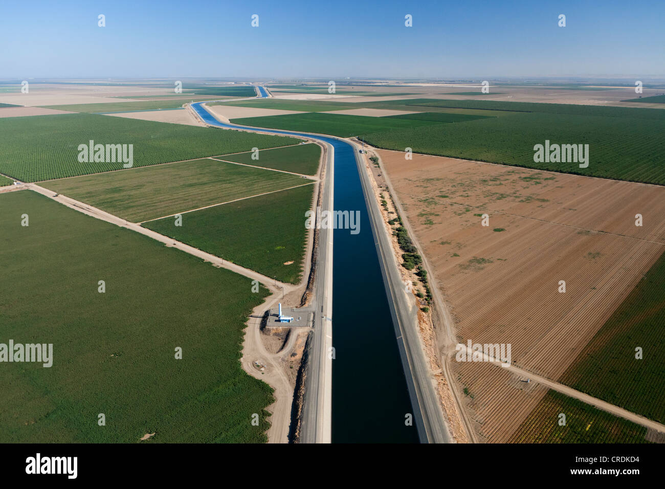 Vue aérienne des terres agricoles de la vallée centrale avec un canal d'irrigation qui fait partie de l'Aqueduc de Californie, un système de canaux, Banque D'Images