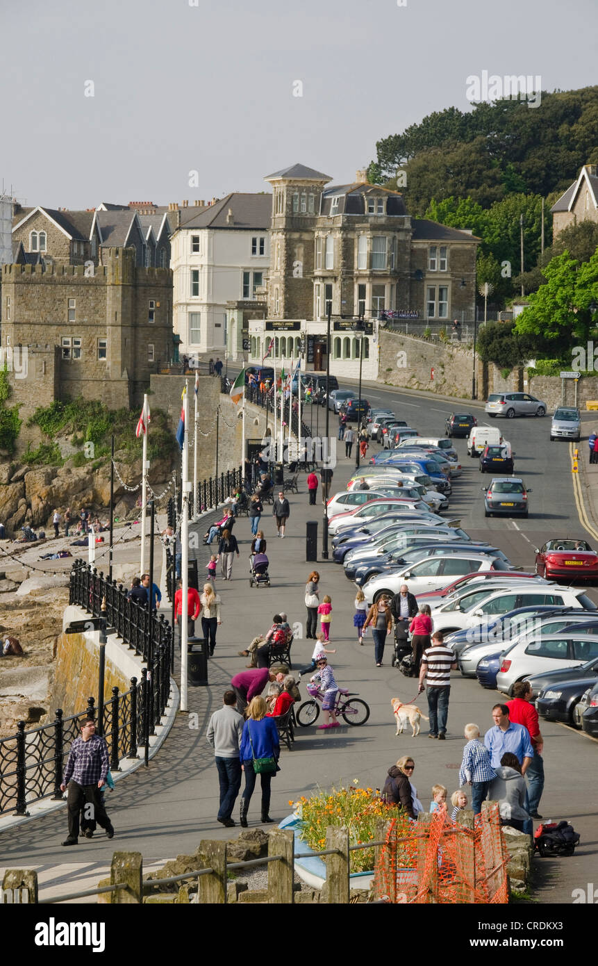 Les gens qui marchent le long du front de mer pomenade, Clevedon, Somerset, England, UK Banque D'Images