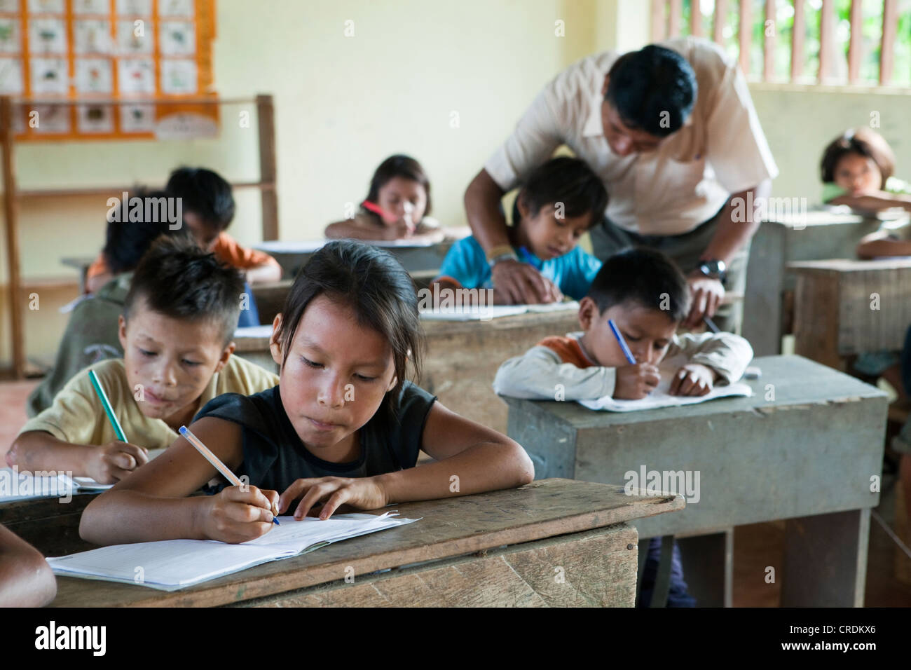 L'apprentissage de l'écriture des élèves dans une école primaire dans un village sans accès routier dans la forêt tropicale de l'Oriente Banque D'Images