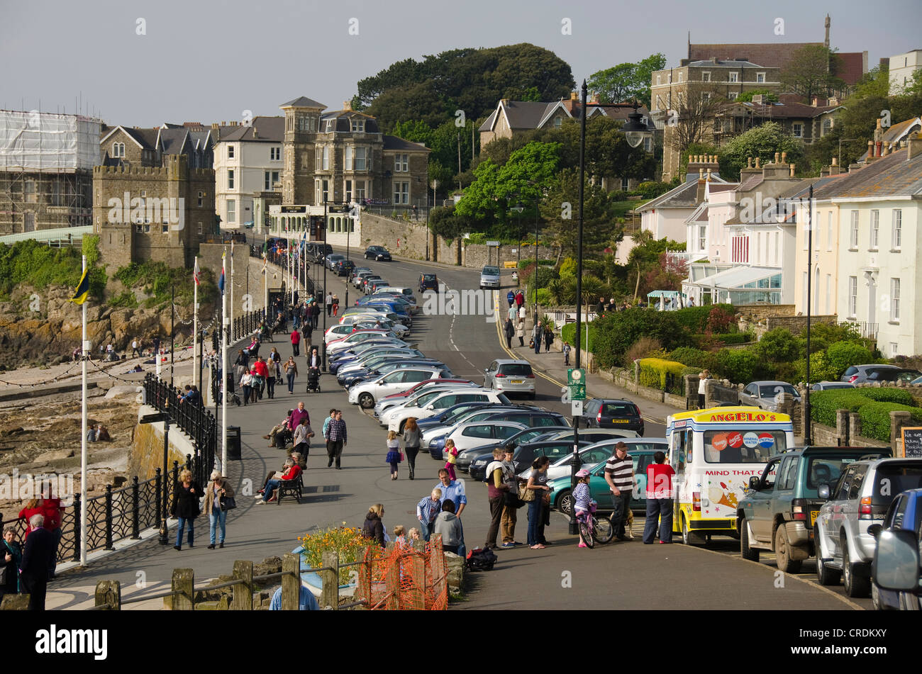 Les gens qui marchent le long du front de mer pomenade, ice cream van, Clevedon, Somerset, England, UK Banque D'Images