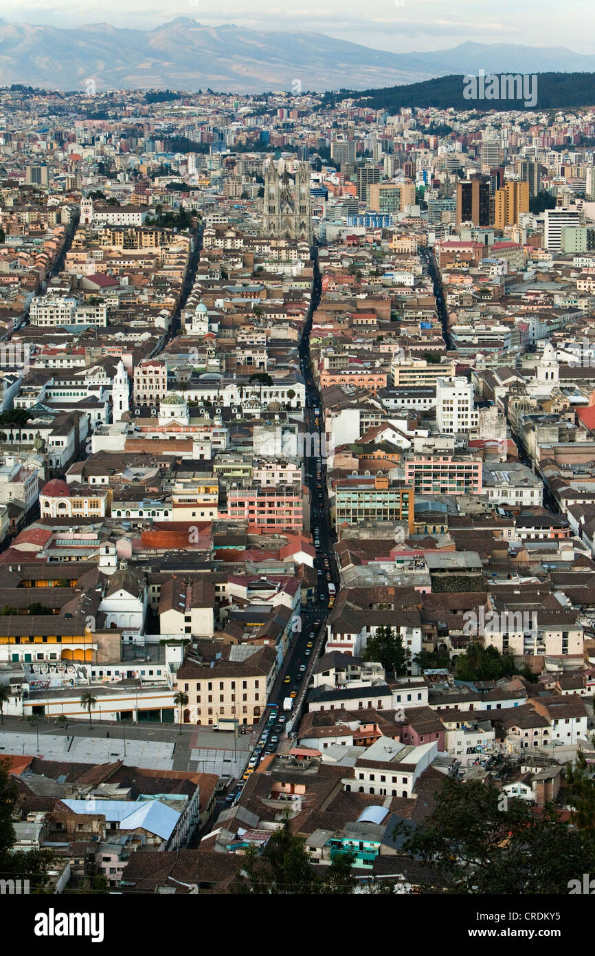 Vue depuis El Panecillo sur Quito avec le centre-ville historique de l'avant-plan, Quito, Equateur, Amérique du Sud Banque D'Images