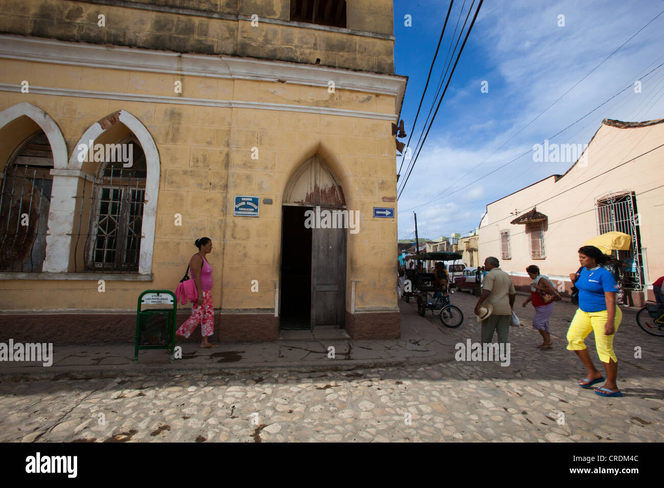 Les gens marcher dans les rues de Trinidad, Cuba. Banque D'Images