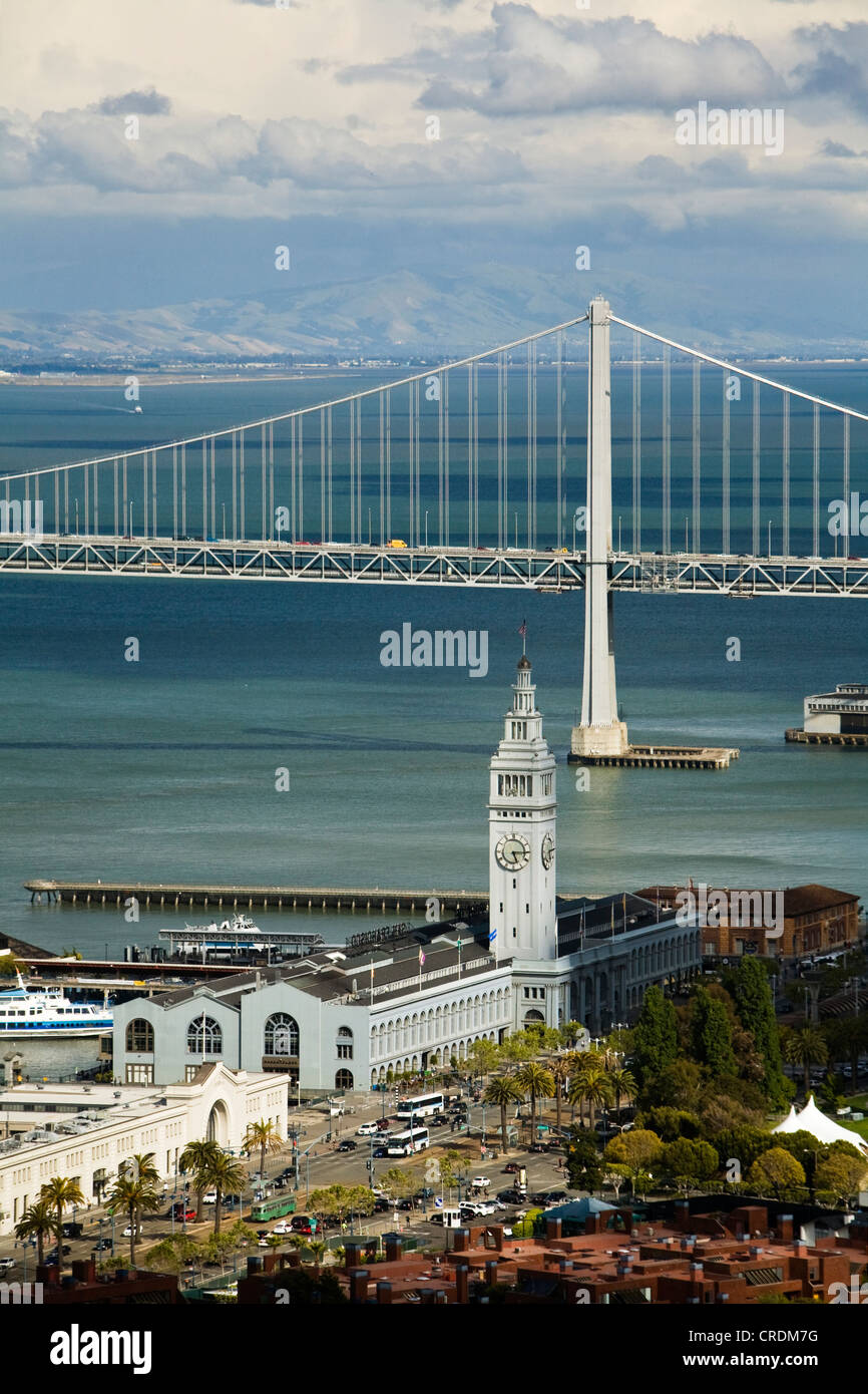 Vue depuis la Coit Tower sur San Francisco Bay avec l'Oakland Bay Bridge et le Ferry Building, San Francisco, California, USA Banque D'Images