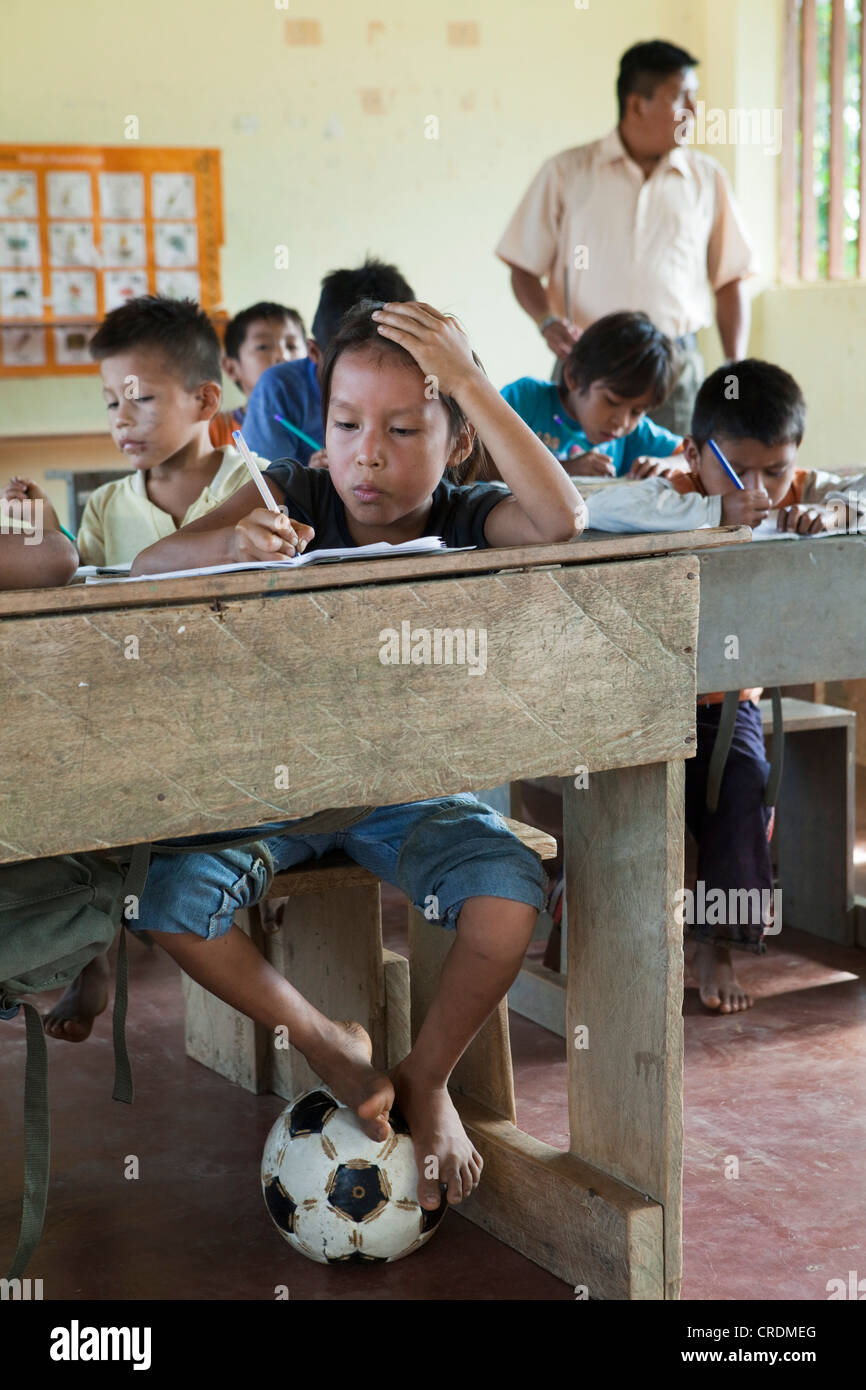 Les élèves l'apprentissage de l'écriture d'une école primaire dans un village sans accès routier dans la forêt tropicale, , Equateur Banque D'Images