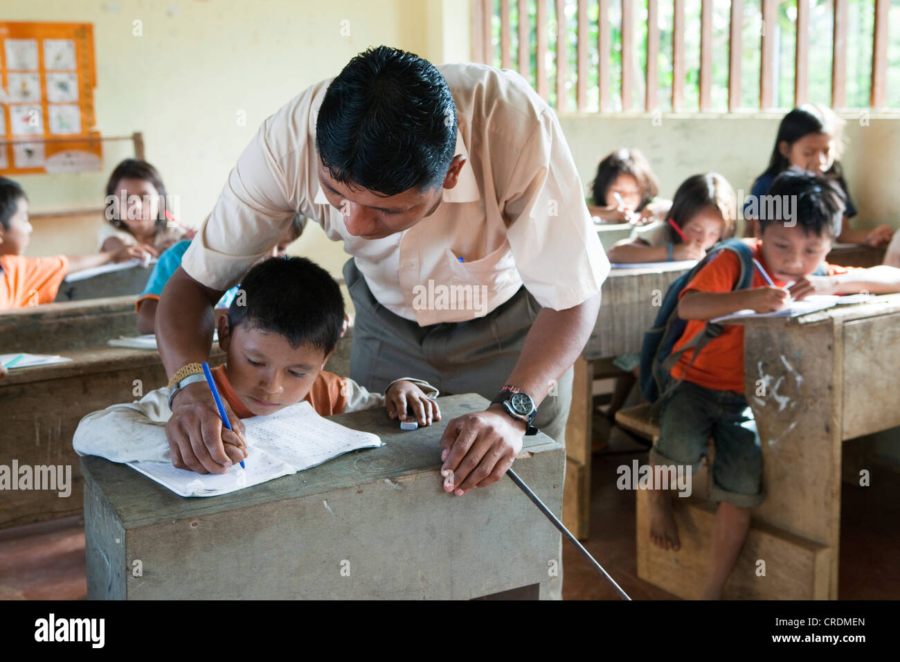 Les élèves l'apprentissage de l'écriture d'une école primaire dans un village sans accès routier dans la forêt tropicale, , Equateur Banque D'Images