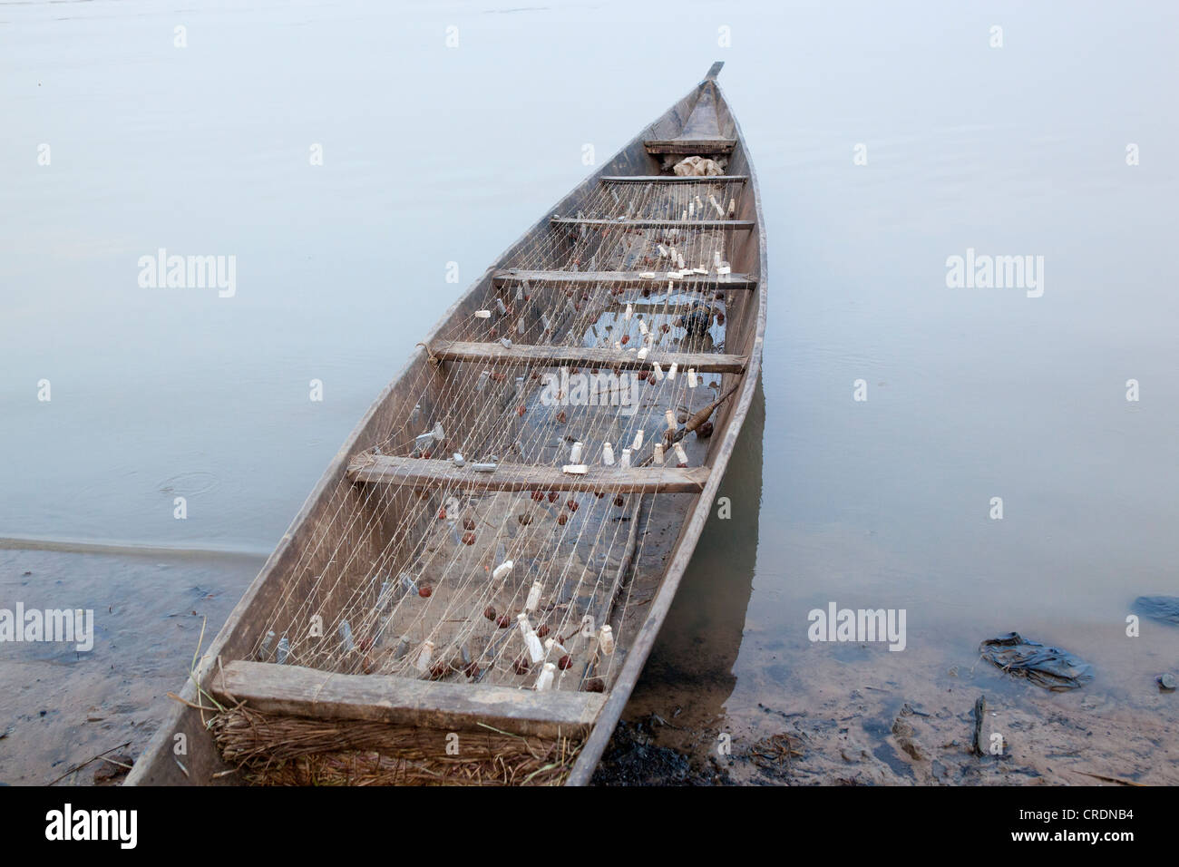 Bateau traditionnel dans la région de Mopti, l'Afrique de l'Ouest. Banque D'Images