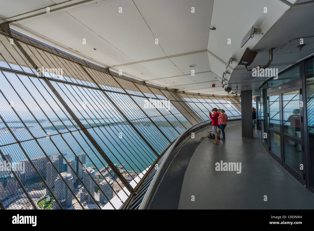 Vue sur le lac Ontario à partir de la piscine terrasse Sky en haut de la CN Tower, Toronto, Ontario, Canada Banque D'Images