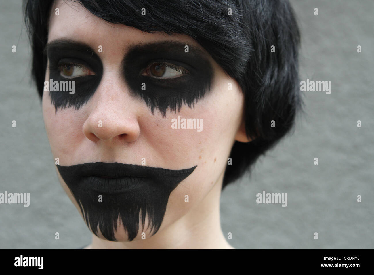 Un gros plan du visage d'une jeune fille goth sombre effrayant avec du  maquillage Photo Stock - Alamy