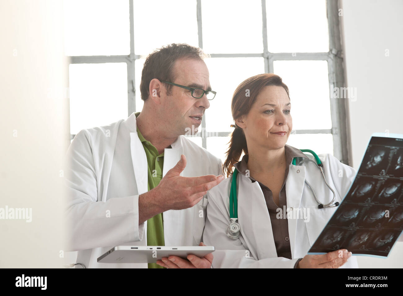 Un homme et une femme médecin contrôle des rayons X ensemble Banque D'Images