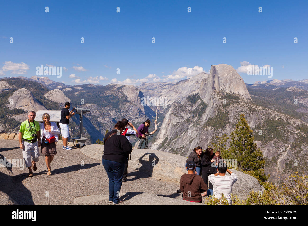 Les visiteurs admirant à Yosemite Half Dome Banque D'Images