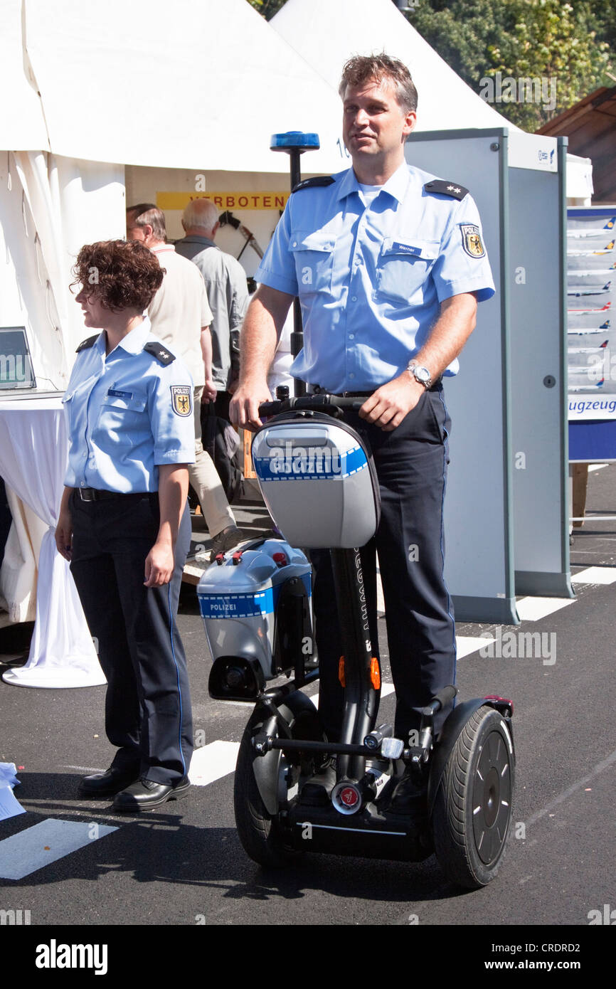 Policier sur un Segway, 60e anniversaire de la Police fédérale allemande, Berlin, Germany, Europe Banque D'Images