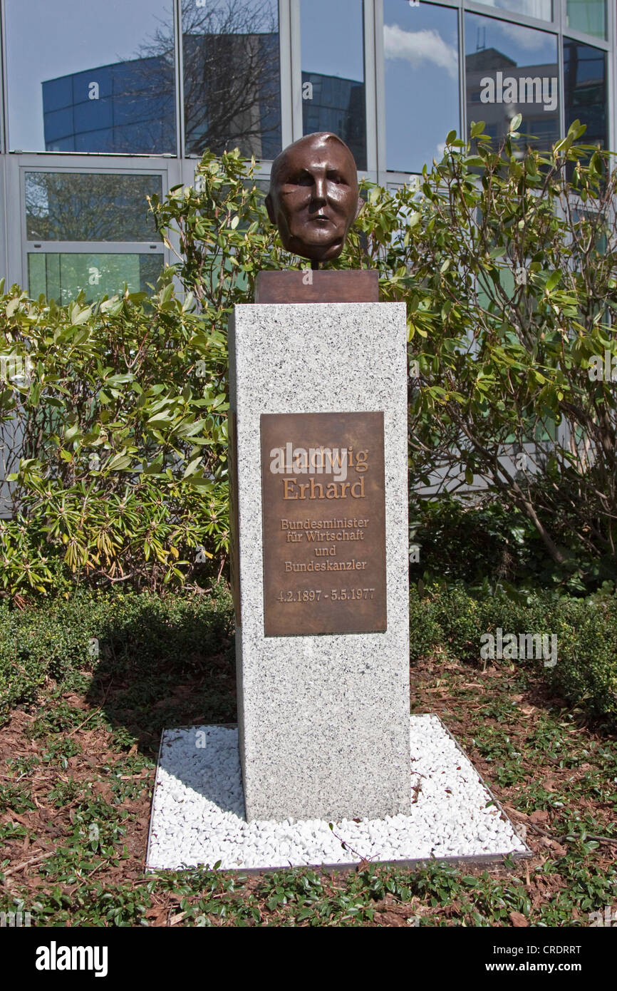 Monument, buste, Ludwig Erhard, Chancelier, Strasse der Erinnerung route du souvenir devant le ministère fédéral de la Banque D'Images