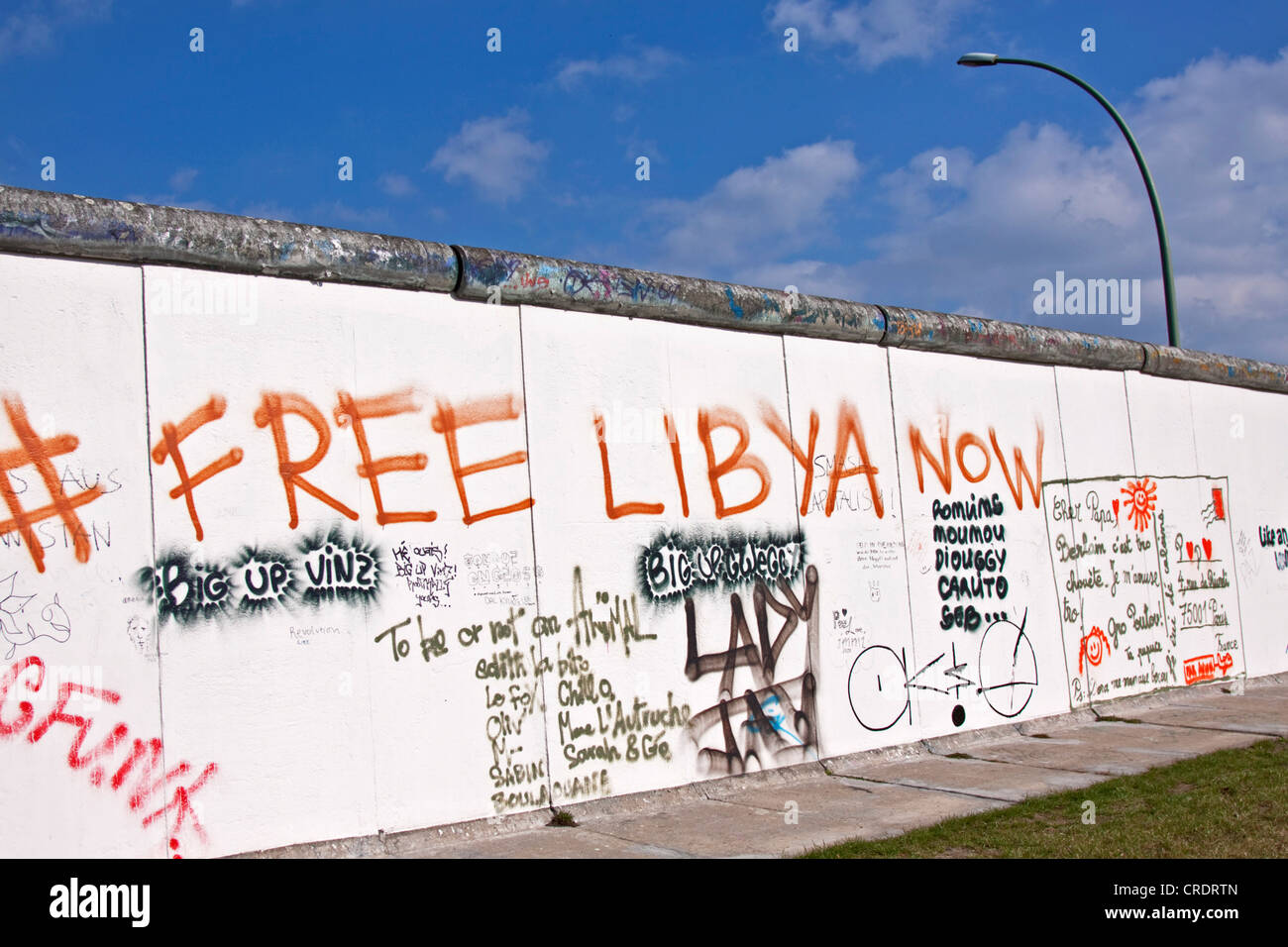 La Libye maintenant 'libre' graffiti sur le mur de Berlin, Berlin, Germany, Europe Banque D'Images