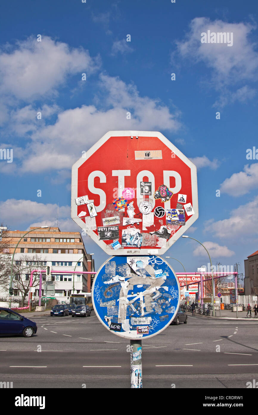 Panneau d'arrêt vandalisé avec des autocollants, et flèche de direction, Berlin, Germany, Europe Banque D'Images