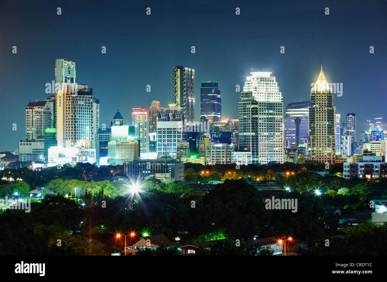 Panorama de la ville la nuit. Thaïlande, Bangkok, le centre. Banque D'Images