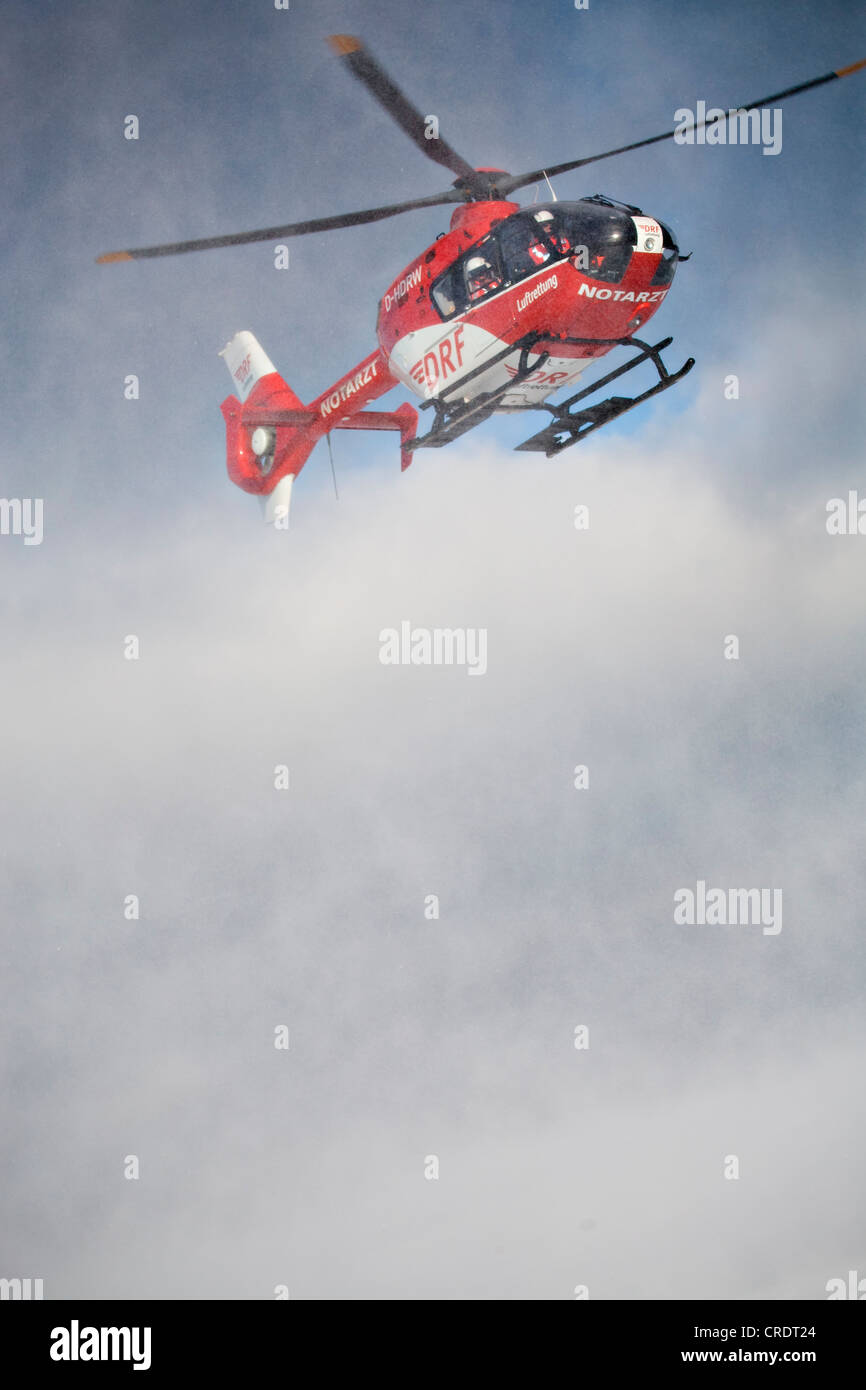L'approche d'hélicoptères de sauvetage, opération de sauvetage avec un hélicoptère de sauvetage dans les montagnes d'ardoises de Thuringe, Thuringe Banque D'Images