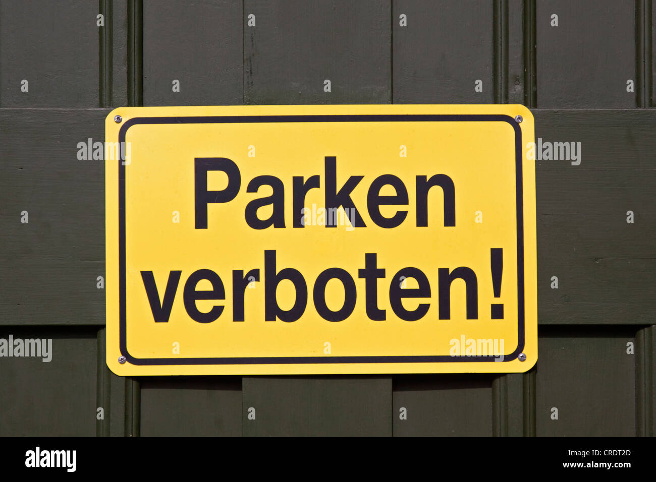 Panneau jaune avec inscription noire "Parken verboten !' ou 'Pas de stationnement !" Banque D'Images