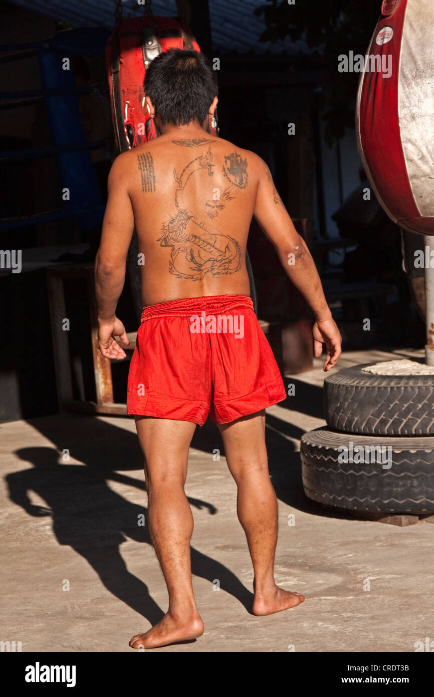 Boxeur thaï-formation avec un sac de boxe dans un studio en plein air, la Thaïlande, l'Asie Banque D'Images