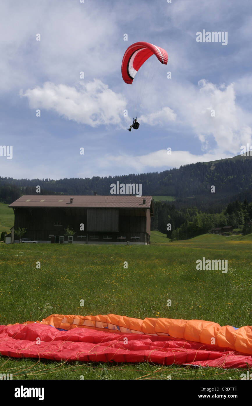 L'atterrissage parapente, Suisse, Appenzell, Jakobsbad Banque D'Images