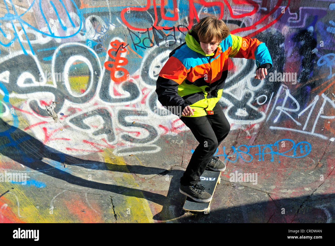 Douze ans de patineur dans une piste de skate, skate bowl, Bruxelles, Belgique, Europe, PublicGround Banque D'Images